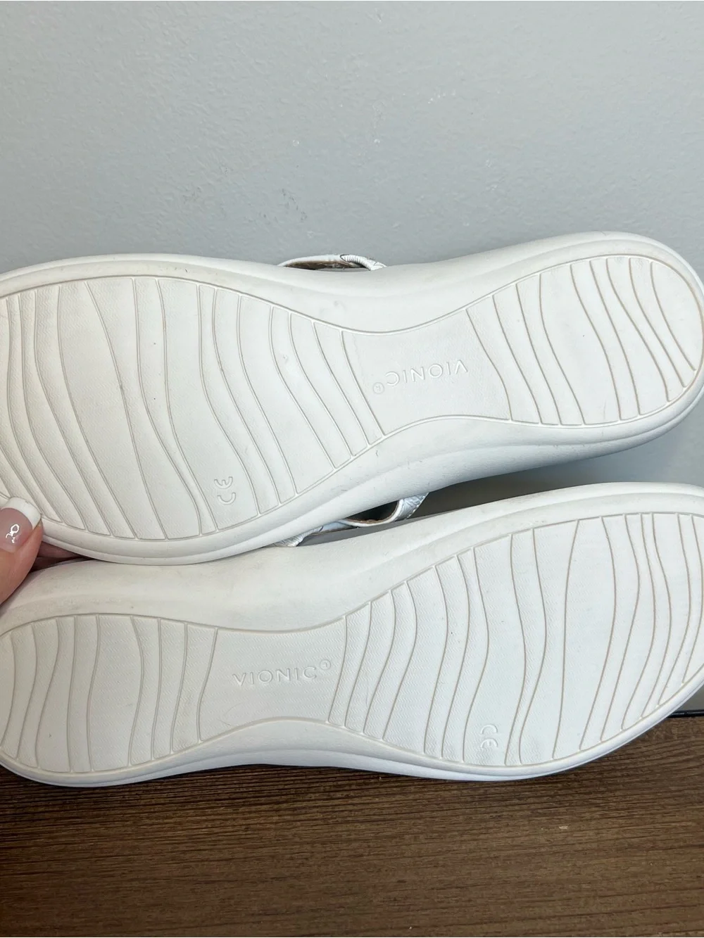 VIONIC Raysa White Toe Post Supportive Flip Flop Sandals Size 10